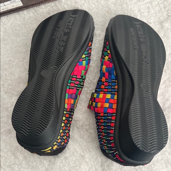 bernie mev. Comfy Yael Black Multicolor Memory Foam Woven Sandals - Picture 6 of 8